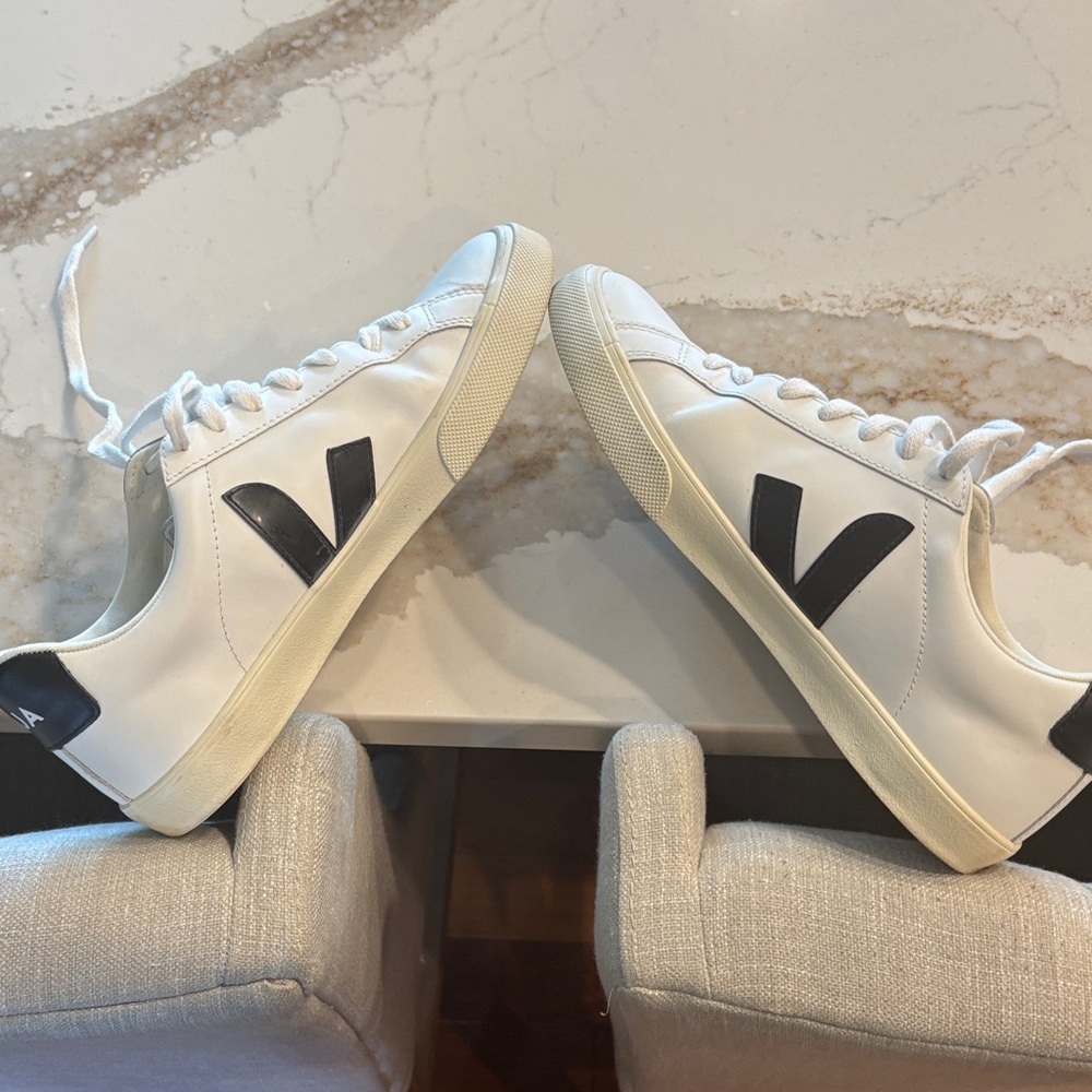 Veja White/Black Campo EUC Sz 10